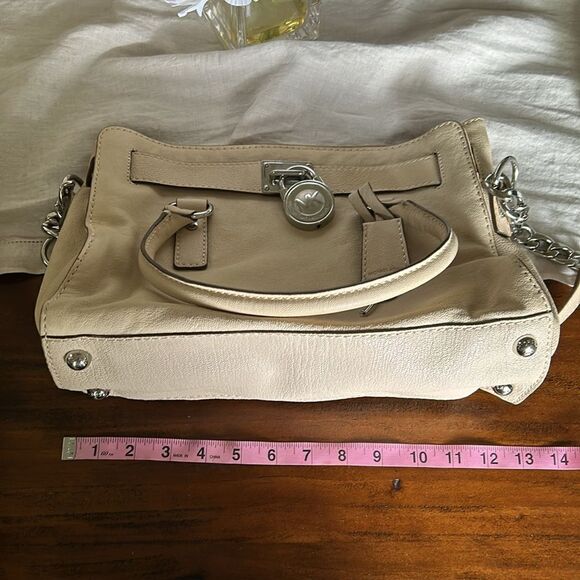 Michael Kors handbag silver lock and keys tan color impeccable - Picture 11 of 13